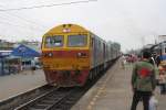 HID 4504 (Co'Co', de, Hitachi, Bauj. 1993) fhrt mit dem SP EXP 38 (Sungai Kolok - Bangkok) in den Bf. Nakhon Pathom ein. 06.Dezember 2010.