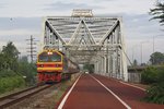 HID 4519 (Co'Co', de, Hitachi, Bauj. 1993) am 21.Mai 2016 vor dem EXP 85 von Bangkok nach Nakhon Si Thammarat auf der Brücke über den Tapi-River bei Surat Thani.
