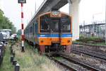 ORD 285 von Hua Lamphong nach Chachoengsao mit dem THN 1108 als erstes Fahrzeug wartet am 14.Mai 2017 in der Khlong Tan Station auf die Kreuzung mit dem ORD 372.