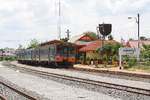 NKF 1262 (Tokyu, Fuji Heavy Industries and Nippon Sharyo, Bauj. 1985) als letztes Fahrzeug des ORD 282 nach Hua Lamphong am 14.Mai 2017 in Kabin Buri.