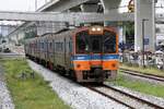 NKF 1222 als erstes Fahrzeug des ORD 279 (Hua Lamphong - Ban Klong Luk Border) hat am 03.Mai 2022 soeben die Hua Mak Station verlassen.