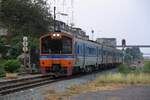 LOC 402 (Phitsanulok - Lop Buri) mit dem THN 1123 (1A' 2', dh, Hitachi, Bj.1983) als erstes Fahrzeug fährt am 29.März 2023 in die Ban Takhli Station ein.