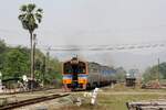 LOC 407 (Nakhon Sawan - Chiang Mai) mit dem NKF 1232 als letztes Fahrzeug verlässt am 25.März 2023 die Ban Pin Station.