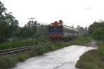 Bei einsetzendem Regen am 16.Mai 2013 nhert sich der APN.60 2532 als erstes Fahrzeug des SP EXP DRC 43 (Bangkok - Surat Thani) der 1953 errichtete Chulachomklao Bridge ber den Tapi River.