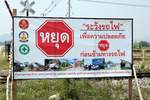 Auf diesem Plakat (gesehen am Bahnübergang der Strasse 1026 zwischen Sam Krathai und Kui Buri am 04.02.18) wird vor der Gefährlichkeit beim Überqueren auf höhengleichen