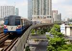 BTS (Skytrain) Triebzug fährt in die Hst.