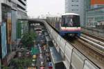 Ein Skytrain-Triebwagen fährt am 22.Mai 2007 hoch über der Thanon Silom von der BTS Sala Daeng Station (S2) in Richtung BTS Ratchadamri Station (S1).