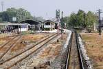 Die heutige Bang Sue Station, zumindest was noch von ihr übrig ist, war vor dem Baubeginn der Krungthep Aphiwat Station für die Züge der Southern Line bestimmt. Die Züge der Northern und North-Eastern Line hatten eine kurz vorher gelegene eigene Station. - Seit 19.Jänner 2023 halten hier nur mehr Züge mit Nummern 200 aufwärts, SpEXP, EXP und RAP fahren seitdem von der Krungthep Aphiwat Station ab. -  Das Bild vom 10.Dezember 2023 zeigt das südliche Ende der nun von Southern, Northern und North-Eastern Line benutzen Bang Sue Station.