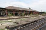 Bf. Ayutthaya, Aufnahmsgebude mit Hausbahnsteig am 22.August 2010.