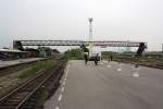 Blick vom Bahnsteig der Zge der Northern- und North-Eastern-Line in Richtung Norden auf den bergangssteg und auf den Bahnsteig fr die Zge der Southern-Line. Bf. Bang Sue Junction am 16.Mrz 2011.