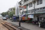 Im Bf. Uttaradit steht das wahrscheinlich niedrigste Formsignal der SRT. Um die Sicht schon von weitem zu gewhrleisten ist es, bedingt durch das lange Hausbahnsteigdach, nicht einmal 3 Meter hoch. Bild vom 15.Mrz 2012.