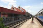 Mittelbahnsteig des Bf. Nong Khai am 17.Juni 2011. Auf der linken Seite, hinter dem verchromtem Zaun, befindet sich der Wartebereich fr Reisende welche nach bzw. von Laos reisen und die Grenzformalitten schon hinter sich haben bzw. darauf noch warten.

