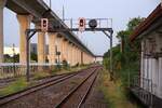 Signalbrücke mit den Ausfahrsignalen der Lat Krabang Station in Richtung Chachoengsao Junction am 29.April 2022.