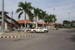 Bahnhofsvorplatz des Bf. Chachoengsao Junction am 04.Dezember 2010.