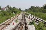 Am 15. Mai 2012 waren die Ausbauarbeiten zwischen den Bahnhöfen Chachoengsao Junction und Laem Chabang schon abgeschlossen. Im Bild vom südlichem Einfahrtsbereich des Bf. Si Racha erkennt man links das Gleis nach Sattahip Port, und in der Mitte (Altbestand) und rechts (neu errichtet) die Gleise nach Laem Chabang.

