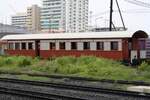 Noch immer ohne Fahrzeugnummer, Fabriksschild und Inneneinrichtung steht dieser offensichtlich von Cravens Railway Carriage & Wagon Company/Sheffield (Bauj. 192?) gebaute Wagen nun im Depot Thon Buri. Auf Nachfrage konnte mir der einzige anwesende englisch sprechende Bedienstete im Depot leider auch keine Informationen über den Wagen geben. - Bild vom 28.April 2023.