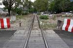 Das Gleis, welches einst zu den Lagerhäusern der 2003 geschlossenen alten Thon Buri Station führte dient heute als Ausziehgleis des Depot Thon Buri.