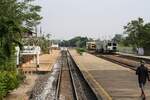 Der Abschnitt zwischen Taling Chan Junction und Nakhon Pathom Station der Southern Line war am 10.Dezember 2023 vom Ausbauprogramm der SRT noch unberührt. Im Bild die Nakhon Chaisi Station.