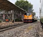 Lokwechsel SRT: Die GEK 4017 der den ORD 486 aus Nam Tok nach Wangyen brachte, hatte unerklärlicherweise den Zug verlassen. Als dann der ORD 259 Thon Buri-Nam Tok angefahren kam, wurde auch die GEK 4029 auf der Bahnhofseinfahrt abgekoppelt und es fand ein Lokwechsel statt. Im Bild kommt die GEK 4017 mit dem ORD 259 auf Gleis 1 im Bahnhof Wangyen an.
6. August 2017 