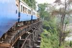 Der ORD 258 von Nam Tok nach Thon Buri auf der Trestle-Brcke zwischen dem Bf.