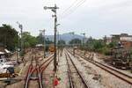 Nördlicher Bahnhofsbereich der Surat Thani Station am 07.Dezember 2023, aufgenommen durch die Stirnwandtüre des letzten Wagen (BTC. 173) des LOC 446 (Hat Yai - Chumphon).