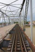 Blick vom letzten Wagen des ORD 446 auf die 1953 errichtete Chulachomklao Bridge ber den Tapi River beim Bf.