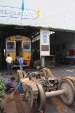 Das ausgebaute Drehgestell 1 des NKF 1255 wird gereinigt, Depot Mahachai am 07.Dezember 2010.