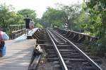 Blick vom Bahnsteig der in Richtung Wongwian Yai haltenden Zge der Hst.