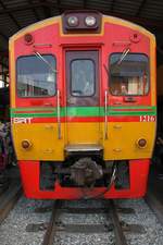 NKF 1216 am 20.November 2019 als letztes Fahrzeug des ORD 4385 von Ban Laem in der Mae Klong Station.