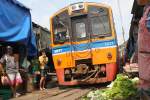 NKF 1227 am 21.März 2014 bei seiner Fahrt als ORD 4384 durch den Markt beim Bf. Mae Khlong.
