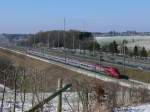 thalys Thalys 9421 Paris-Nord - K�ln hat soeben den 6 km langen Tunnel von Soumagne verlassen und f�hrt nun entlang der Autobahn E40 nach Aachen. Im Hintergrund erkennt man die Ortschaft Herve, Namensgeberin des bekannten Herver K�ses, den man nach M�glichkeit nicht offen liegen lassen sollte, ansonsten eine gr�ndliche Durchl�ftung der gesamten Wohnung unumg�nglich w�re. Hier aufgenommen am 07/03/2010 in H�he vom Autobahnkreuz Battice.