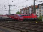 Thalys Ein Hochgeschwindigkeitszug und eine Eisenbahnlegende. Die 110 210-2 und ein Thalys am 08.05.2010 in Aachen Hbf.