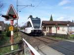 Thurbo S7 23738 von Romanshorn nach Rorschach passiert am 27.03.2010 ein ehemaliges Schrankenw�rterh�uschen mit L�utewerk in Steinach bei Arbon.