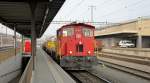 Eine Gruppe Spezialwagen zieht der Tm 232 018-2 am 09.04.2010 ...