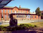 Der alte Bahnhof von Salzwedel mit einem Teil des Vorplatzes ...