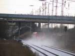 Zwei 189 E-Loks fahren einsam vom Stralsunder Bahnhof in Richtung ...