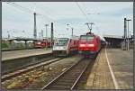 Links im Bild wartet ein RE3 Rhein-Emscher-Express auf die Abfahrt ...