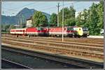 Wärend die Innsbrucker 1144 218 einen Regionalzug auf ein Seitengleis ... Wärend die Innsbrucker 1144 218 einen Regionalzug auf ein Seitengleis ...