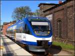 VT0002 der Ostseeland GmbH als OLA80115 am Gl.1 des Bahnhof ...