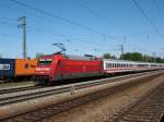 101 031-3 �berhold einen warteten G�terzug. Der IC ist nach ...