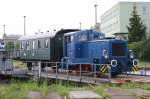 V 23 082 mit altem Personenwagen auf der Drehscheibe im ... V 23 082 mit altem Personenwagen auf der Drehscheibe im ...