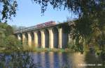 Am sonnigen 18. Oktober 2003 �berquert ein Triebzug der BR ...