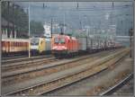 Bei schlechten Wetterverh�ltnissen rollt 182 011 im Sommer 2005 mit ...