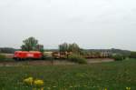 Lok 22 der WLE mit einem Bauzug bei Mammendorf (24.04.2007) ...