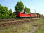 151 060 am 23.5.2007 mit Containerzug in Eystrup auf ...