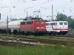 140 651-1 mit Zusatzscheinwerfern schleicht sich mit ihrem G�terzug an ...