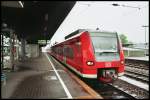 425 105 und ein Schwestertriebwagen warten als RB26 Rheinland-Bahn von ...