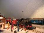 Meine Br 80 steht an Gleis des Bahnhofs Kitzlingen  ...