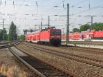 Eine 143er mit RE von Leipzig komment h�he S-Bahnhaltepunkt Dresden-Freibergerstra�e.05.06.07. ...