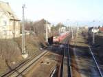 143 576 f�hrt gerade mit einem RE in Richtung Flughafen ...